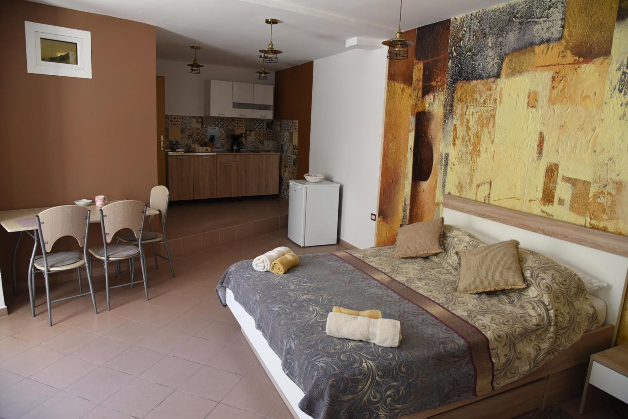 Central Apartments Circolo Ровинь Экстерьер фото