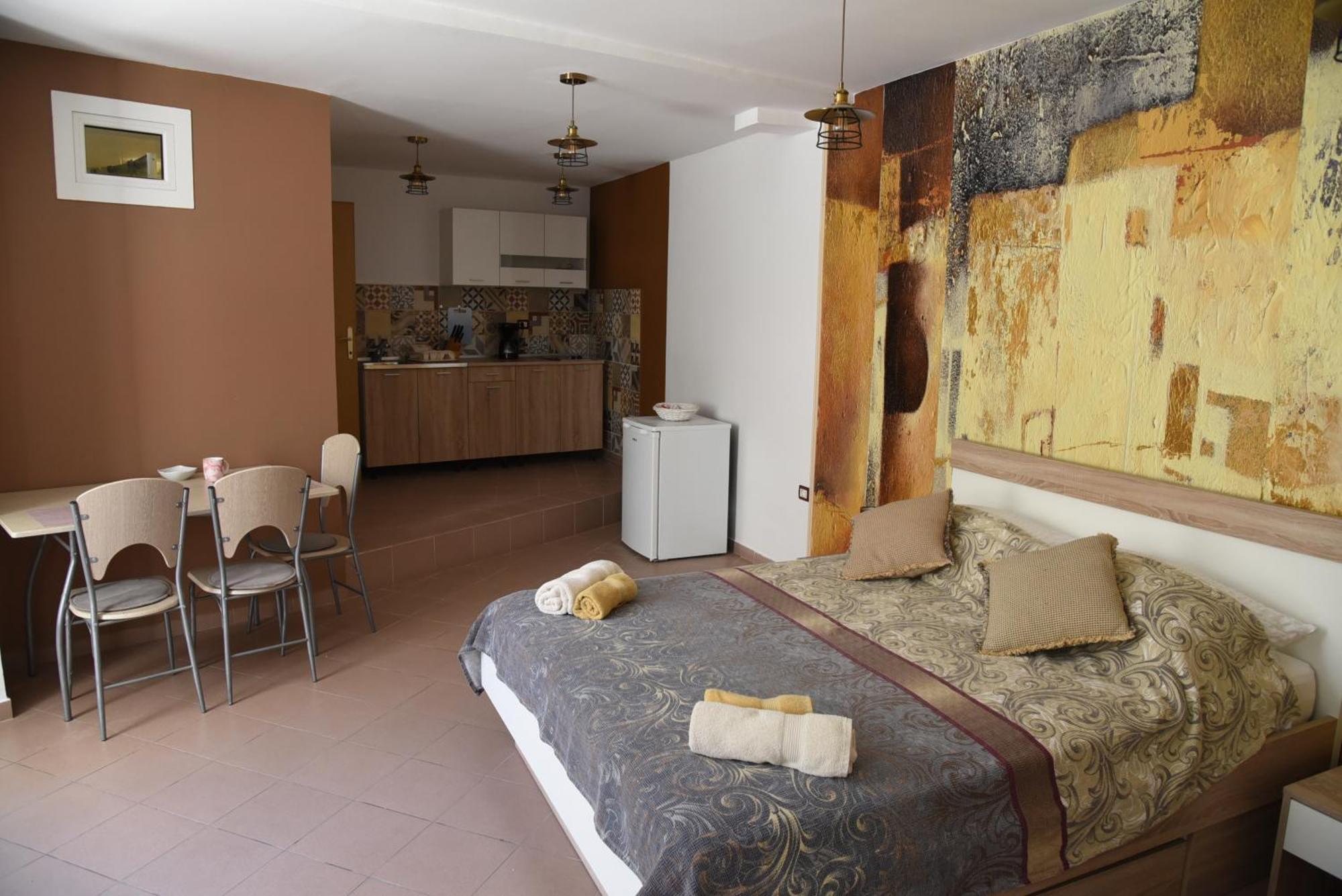 Central Apartments Circolo Ровинь Экстерьер фото