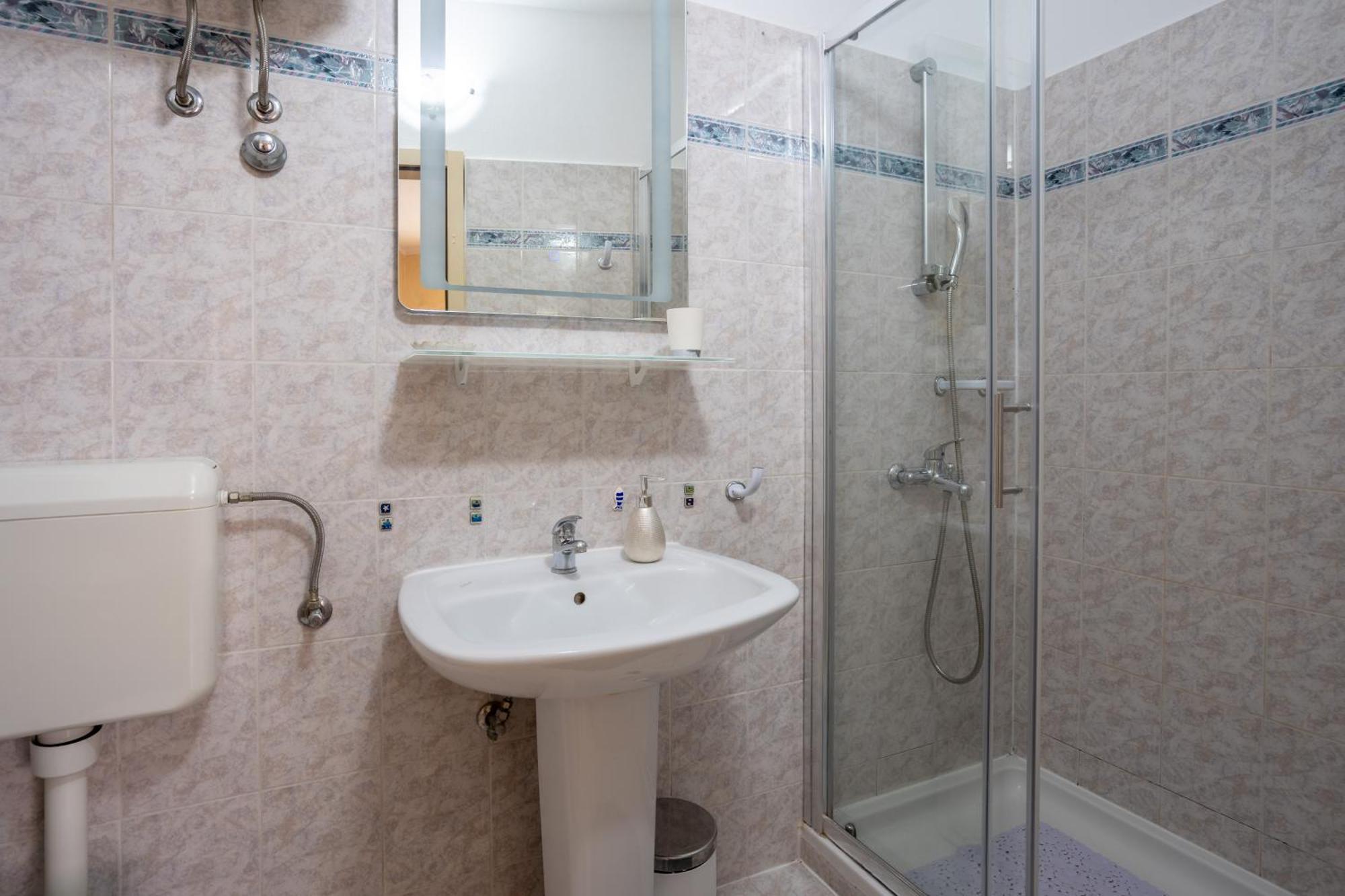 Central Apartments Circolo Ровинь Экстерьер фото